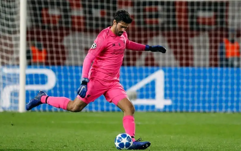 What Is a Goal Kick in Football? Rules and Execution 3 jpg 6aa0c9afcf58e